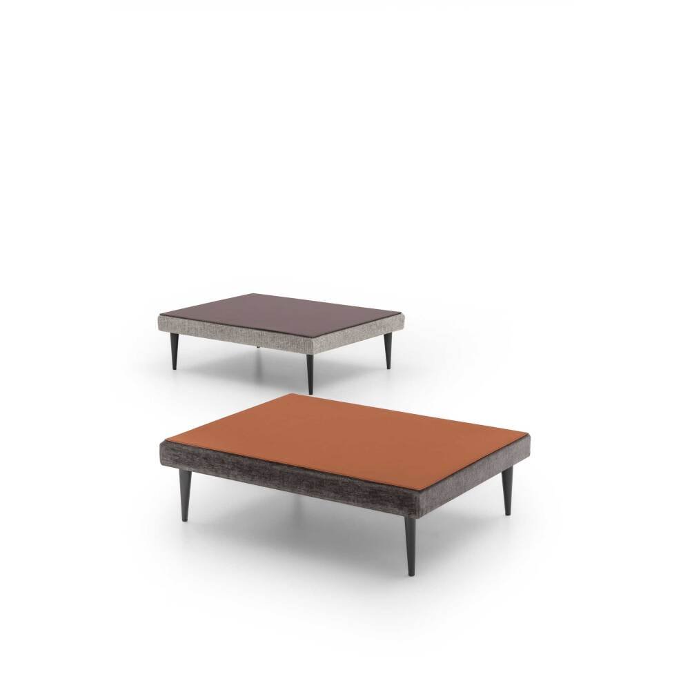 Wiki stalas – žemas stalas su odiniu stalviršiu ir apmuštais šonais